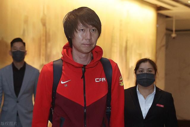 美女脱下内裤让男人捅